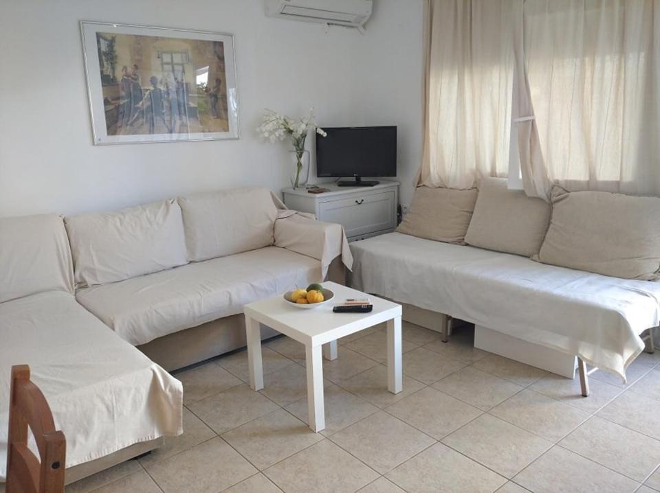 Δεσποινα Appartement Néa Péramos Buitenkant foto